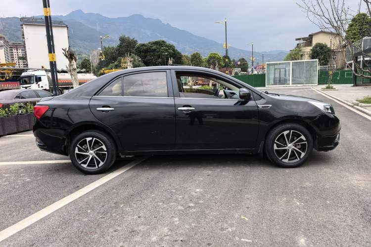 Used Zotye Z300 2016 1.5L Manual Luxury Model Exterior 4