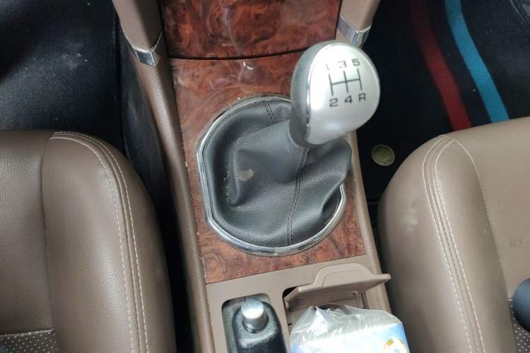 Used Zotye Z300 2016 New Vision 1.5L Manual Entry-Level Model with Sunroof Gear Lever