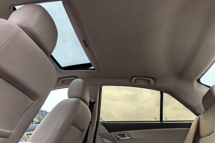 Used Zotye Z300 2016 1.5L Manual Luxury Model Headliner