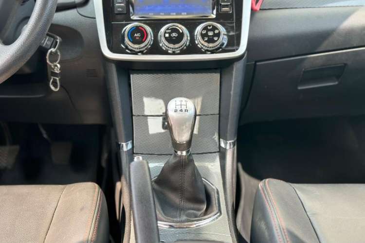 Used Zotye Z300 2016 1.5L Manual Luxury Model Interior 2