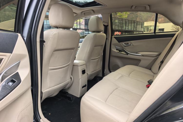 Used Zotye Z300 2016 1.5L Manual Luxury Model Interior 3