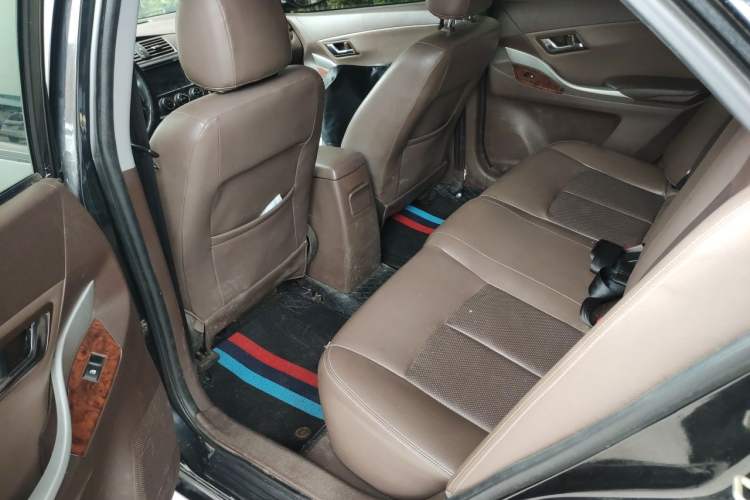 Used Zotye Z300 2016 New Vision 1.5L Manual Entry-Level Model with Sunroof Left Rear Seat