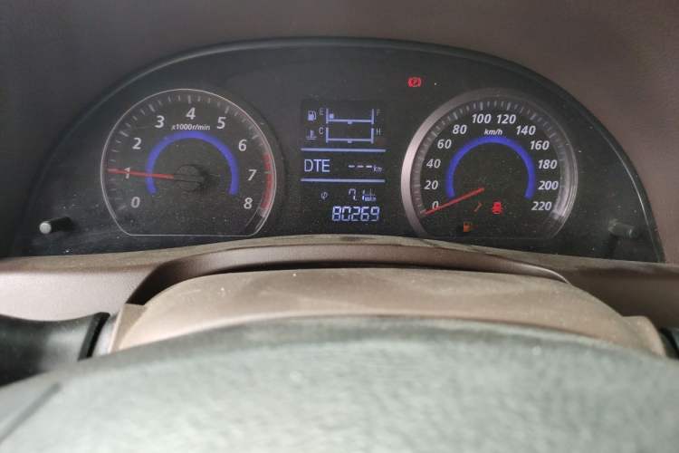 Used Zotye Z300 2016 New Vision 1.5L Manual Entry-Level Model with Sunroof Odometer Close Up