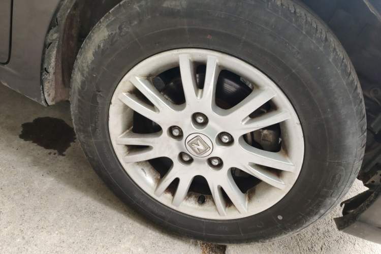 Used Zotye Z300 2016 New Vision 1.5L Manual Entry-Level Model with Sunroof Right Front Wheel Hub