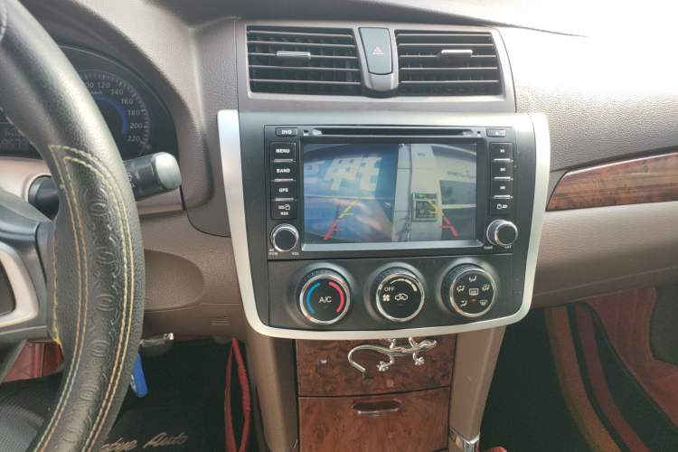 Used Zotye Z300 2016 New Vision 1.5L Manual Entry-Level Model with Sunroof Audio And AC Panel