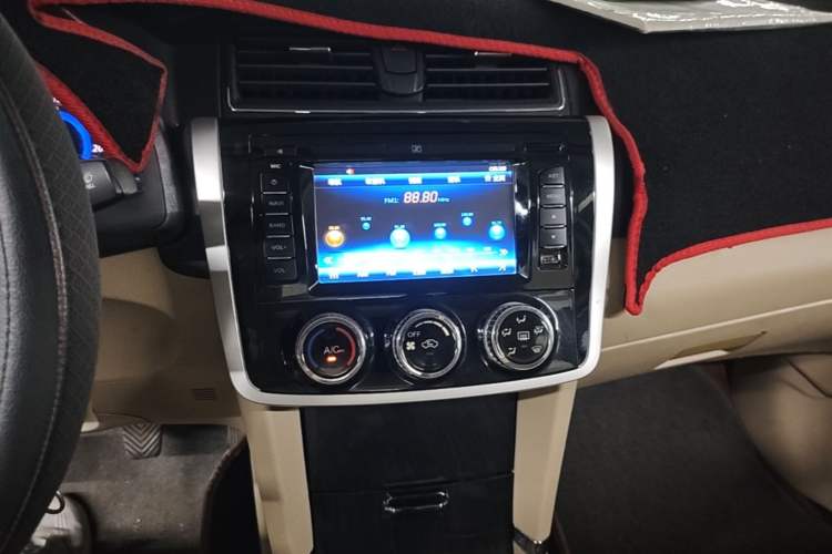 Used Zotye Z300 2016 New Vision 1.5L Manual Entry-Level Model Audio And AC Panel