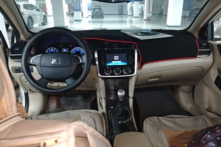 Used Zotye Z300 2016 New Vision 1.5L Manual Entry-Level Model Center Console