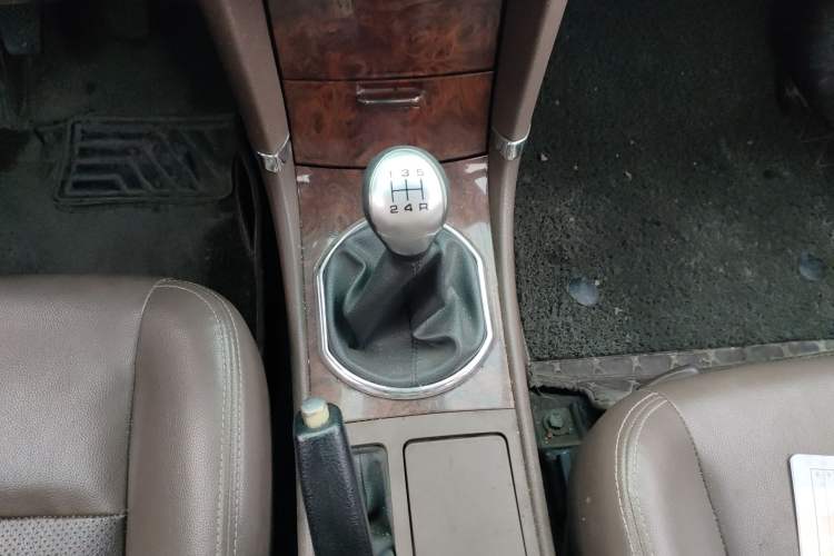 Used Zotye Z300 2016 New Vision 1.5L Manual Entry-Level Model with Sunroof Gear Lever
