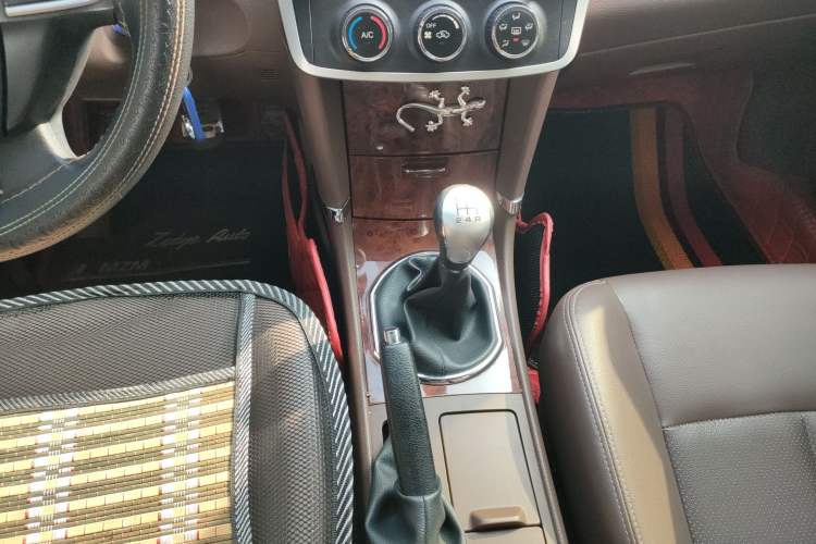 Used Zotye Z300 2016 New Vision 1.5L Manual Entry-Level Model with Sunroof Gear Lever
