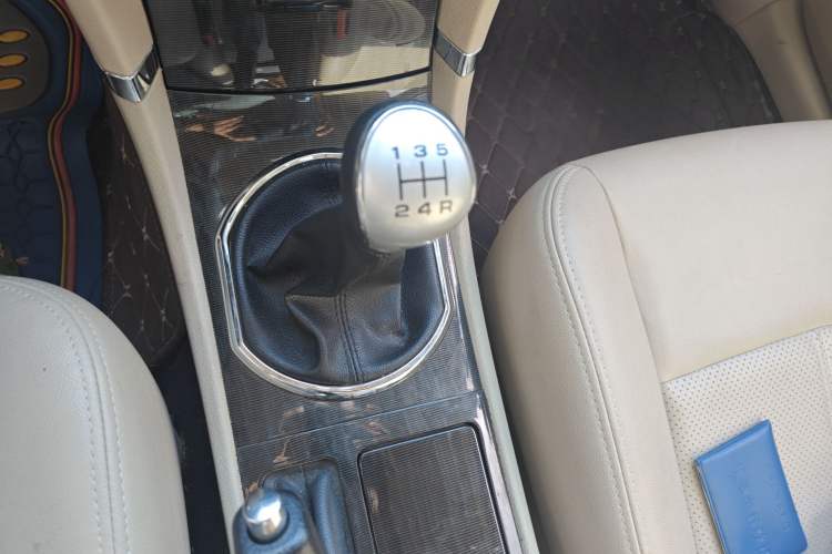Used Zotye Z300 2016 New Vision 1.5L Manual Entry-Level Model Gear Lever