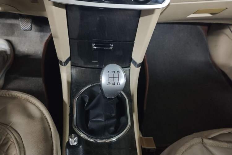 Used Zotye Z300 2016 New Vision 1.5L Manual Entry-Level Model Gear Lever