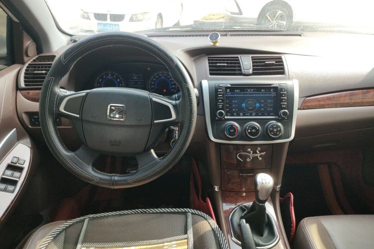 Used Zotye Z300 2016 New Vision 1.5L Manual Entry-Level Model with Sunroof Interior 2