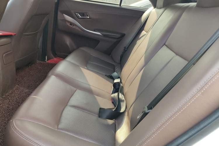 Used Zotye Z300 2016 New Vision 1.5L Manual Entry-Level Model with Sunroof Interior 4