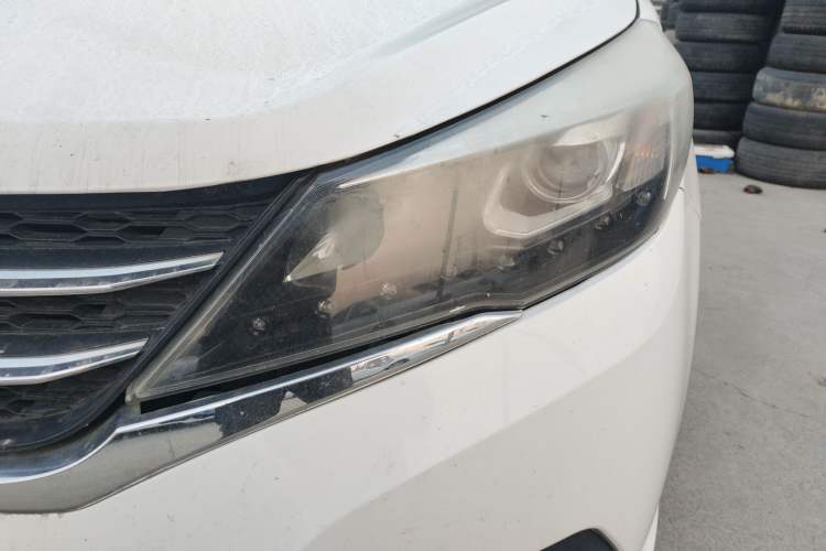 Used Zotye Z300 2016 New Vision 1.5L Manual Entry-Level Model with Sunroof Left Front Headlight