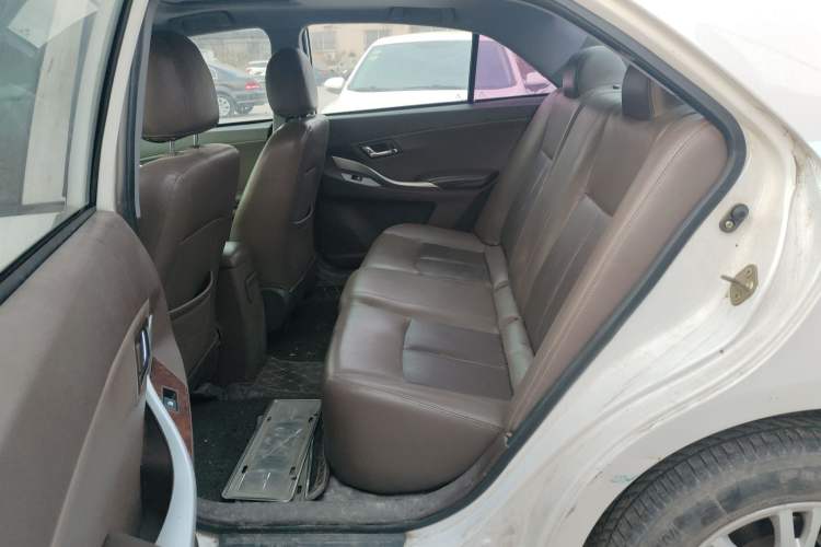 Used Zotye Z300 2016 New Vision 1.5L Manual Entry-Level Model with Sunroof Left Rear Seat