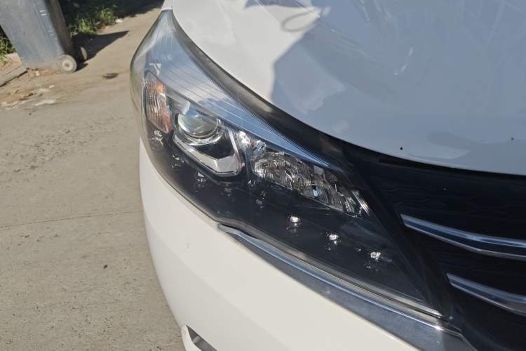 Used Zotye Z300 2016 New Vision 1.5L Manual Entry-Level Model Right Front Headlight