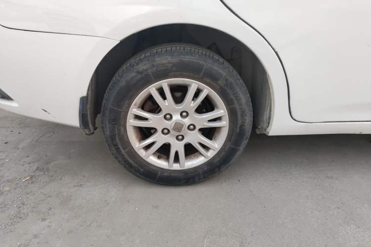 Used Zotye Z300 2016 New Vision 1.5L Manual Entry-Level Model with Sunroof Right Rear Wheel Hub
