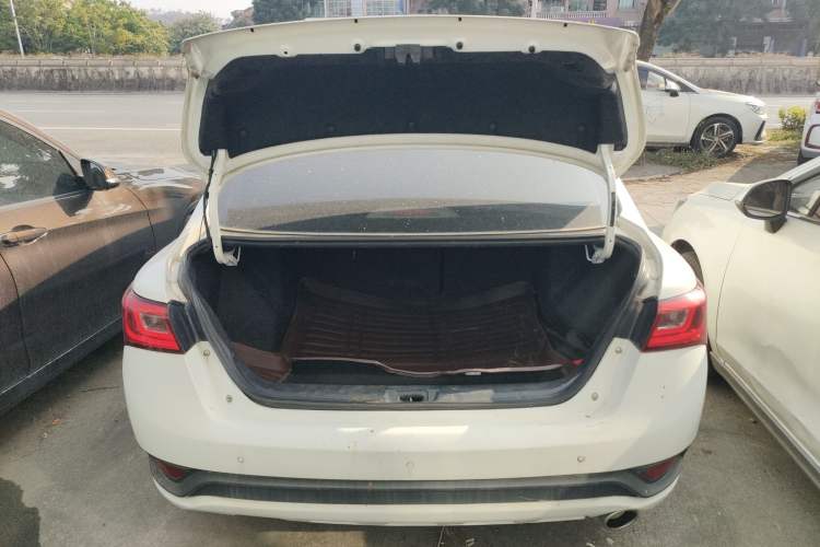 Used Zotye Z300 2016 New Vision 1.5L Manual Entry-Level Model with Sunroof Trunk