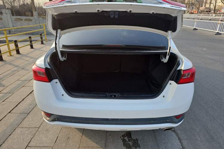 Used Zotye Z300 2016 New Vision 1.5L Manual Entry-Level Model Trunk