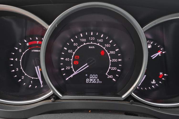 Used Zotye Z500 2015 1.5T Manual Luxury Model Odometer Close Up