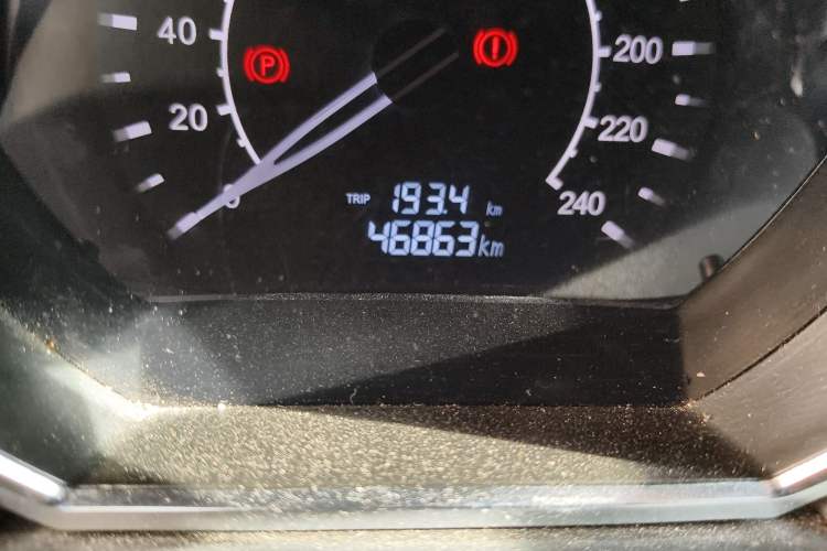Used Zotye Z500 2015 1.5T Manual Luxury Model Odometer Close Up