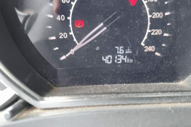 Used Zotye Z500 2015 1.5T Manual Luxury Model Odometer Close Up