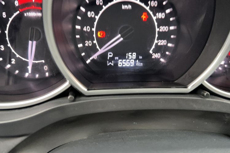 Used Zotye Z500 2015 1.5T CVT Luxury Model Odometer Close Up