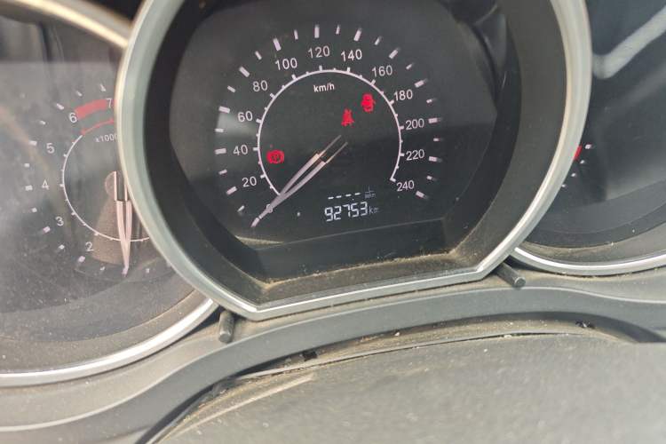 Used Zotye Z500 2015 1.5T Manual Luxury Model Odometer Close Up