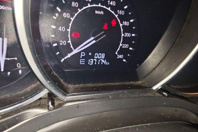Used Zotye Z500 2015 1.5T CVT Luxury Model Odometer Close Up