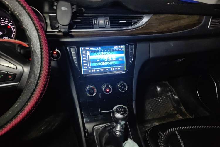 Used Zotye Z500 2015 1.5T Manual Luxury Model Audio And AC Panel
