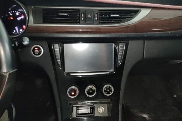 Used Zotye Z500 2015 1.5T Manual Luxury Model Audio And AC Panel