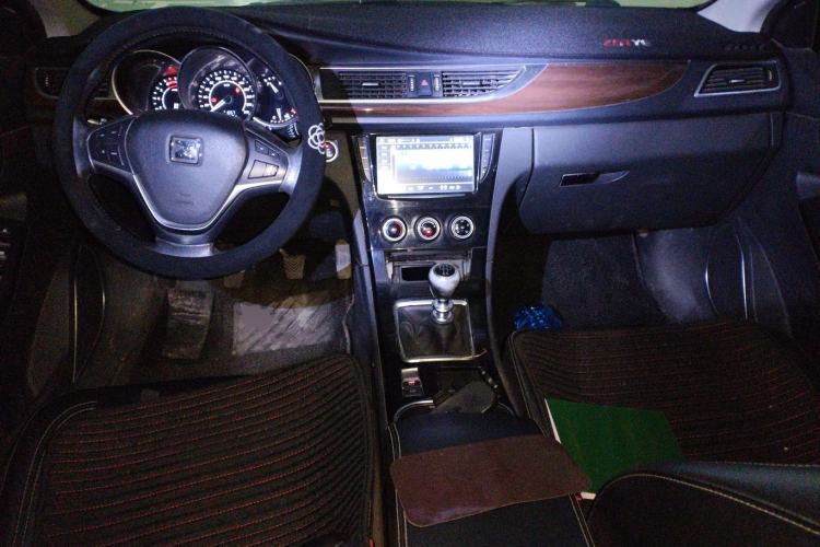 Used Zotye Z500 2015 1.5T Manual Luxury Model Center Console