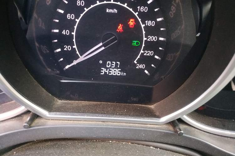 Used Zotye Z500 2015 1.5T Manual Luxury Model Odometer Close Up