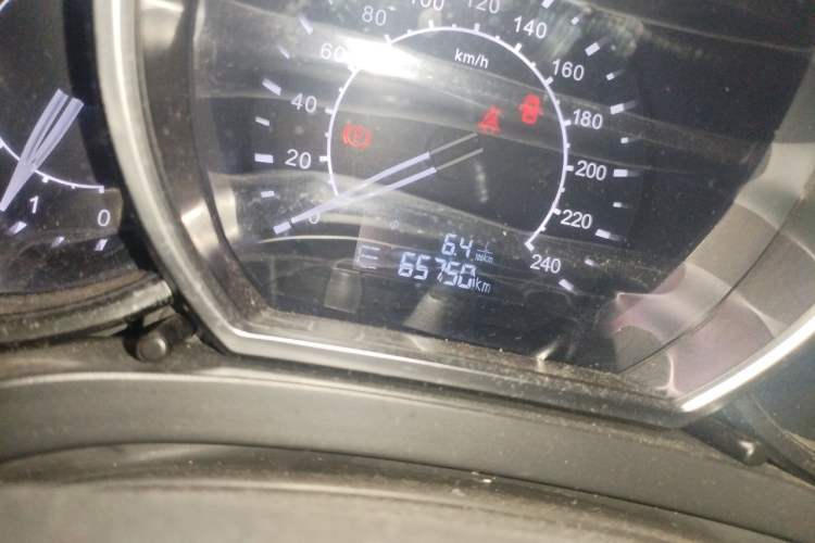 Used Zotye Z500 2015 1.5T CVT Luxury Model Odometer Close Up
