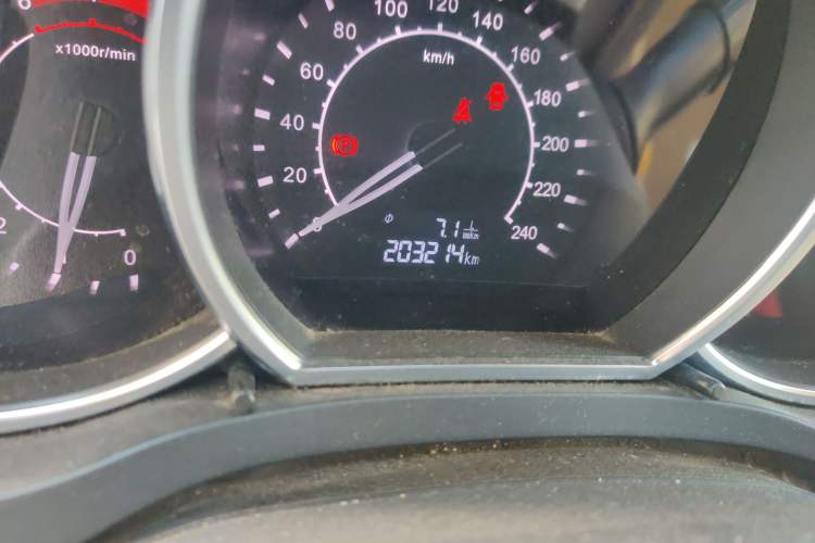 Used Zotye Z500 2015 1.5T Manual Luxury Model Odometer Close Up