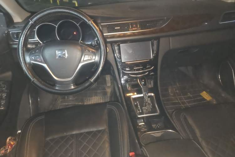 Used Zotye Z500 2016 1.5T CVT Luxury Model Center Console