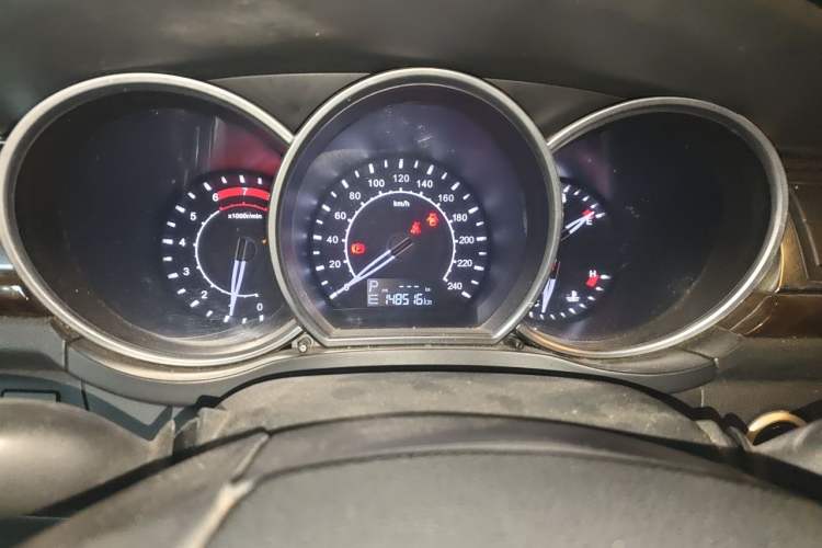 Used Zotye Z500 2016 1.5T CVT Luxury Model Odometer Close Up
