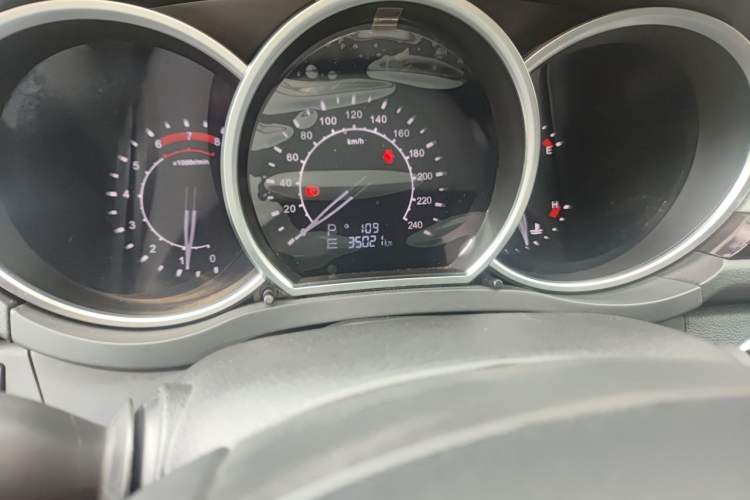 Used Zotye Z500 2016 1.5T CVT Luxury Model Odometer Close Up