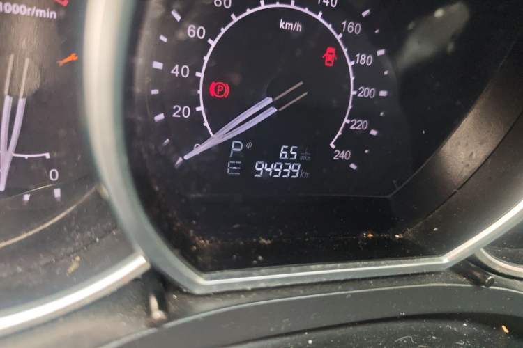 Used Zotye Z500 2016 1.5T CVT Luxury Model Odometer Close Up