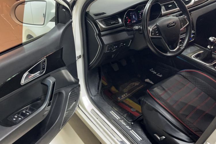 Used Zotye Z560 2017 1.5T Manual Luxury Model Interior 2