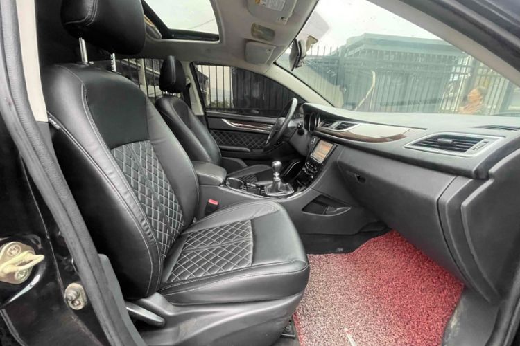 Used Zotye Z560 2017 1.5T Manual Luxury Model Interior 3