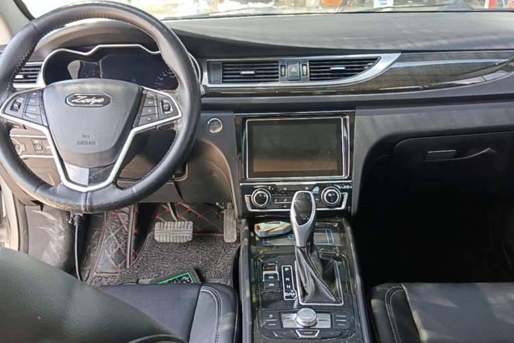 Used Zotye Z560 2017 1.5T CVT Luxury Model Center Console