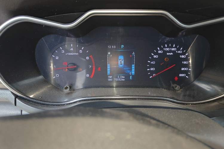 Used Zotye Z560 2017 1.5T CVT Luxury Model Odometer Close Up