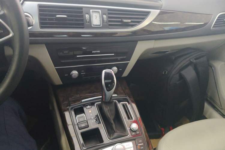 Used Zotye Z700 2016 1.8T DCT Luxury Model Audio And AC Panel
