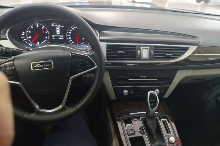 Used Zotye Z700 2016 1.8T DCT Luxury Model Center Console