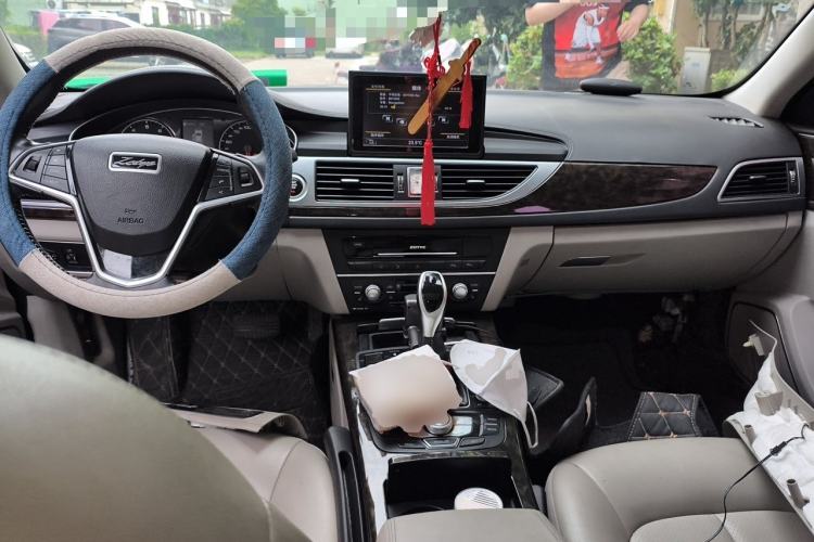 Used Zotye Z700 2016 1.8T DCT Prestige Edition Center Console