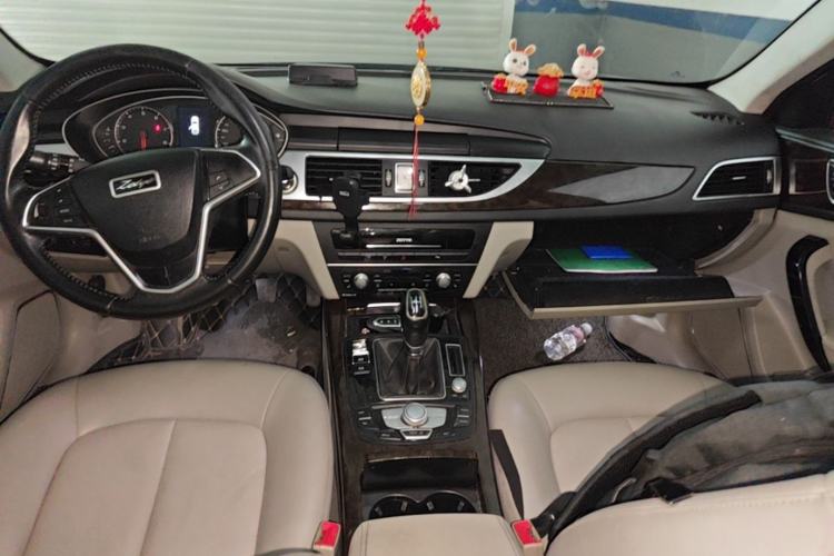 Used Zotye Z700 2016 1.8T Manual Elegant Model Center Console