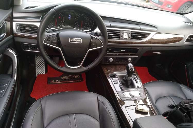 Used Zotye Z700 2016 1.8T Manual Elegant Model Center Console