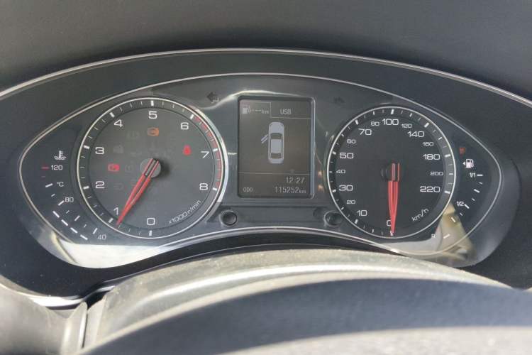 Used Zotye Z700 2016 1.8T Manual Luxury Model Odometer Close Up