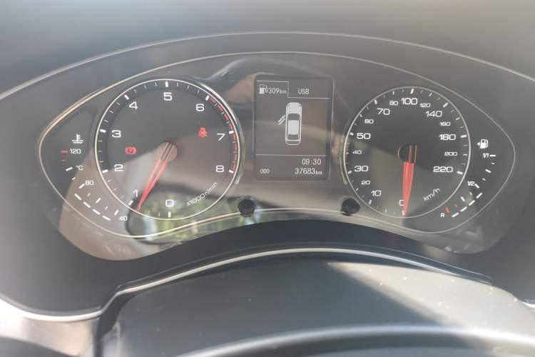 Used Zotye Z700 2016 1.8T Manual Luxury Model Odometer Close Up